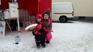 Tea Syrjänen har inte ännu beslutat vem hon ska rösta på. Hon besökte torget i Idensalmi tillsammans med dottern Ava. Mamma med sin dotter på torget i Idensalmi.