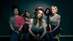 Vasemmalta oikealle: Aksa Korttila, Ella Lahdenmäki, Iida-Maria Heinonen, Anna Paavilainen, Mona Kortelampi Naisten juhlan näyttelijät Aksa Korttila, Ella Lahdenmäki, Iida-Maria Heinonen, Anna Paavilainen, Mona Kortelampi