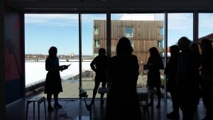 Bildmuseet i Umeå visar utställningen med osedda djur. Ett rum med stora fönster och många människor i.