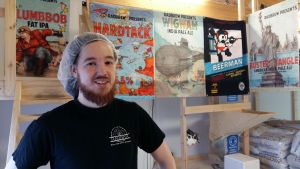 Patrik Niskanen tror att den nya alkohollagen erbjuder många nya intressanta möjligheter för krögarna. Företagaren Patrik Niskanen i bryggeriet med etiketter till sina ölsorter.