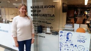 Linda Bäckman utanför Medborgarrummet i Forum-kvarteret i Åbo. Linda Bäckman utanför Medborgarrummet i Forum-kvarteret i Åbo.