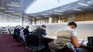 En av poängerna med utbildningsreformen är att nya studerande inte ska behöva specialisera sig direkt. Inriktningen väljs först andra året och den egentliga specialiseringen först under magistersstudierna. Helsingin yliopiston kirjasto