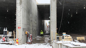 Sommaren 2019 ska tunneln i Kägeludden vara klar. Betongkonstruktioner på tunnelbygget i Kägeludden i Esbo