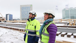 Byggchef Hannu Lehtikankare och planeringschef Salla Hänninen från Esbo stad på tunnelns tak. Hannu Lehtikankare och Salla Hänninen från Esbo stad på Kägeluddentunnelns bygge