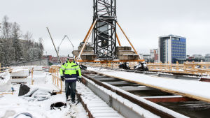 Jukka Hyttinen från SRV på taket till tunneln. Här ska det finnas barrträd och ängar. Jukka Hyttinen från SRV på taket till Kägeluddentunneln