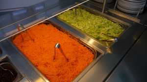 De brittiska barnen ska nu få mera grönt på tallriken. Rivna morötter och isbergssallat i serveringslådor.
