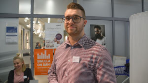 Valförrättare Niklas Blomqvist. Valförrätttare Niklas Blomqvist hjälper dem som förhandsröstar