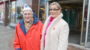 Glada röstare. Carl-Gustaf Aminoff och Margit Smeds-Aminoff valde att förhandsrösta. Carl-Gustaf Aminoff och Margit Smeds Aminoff