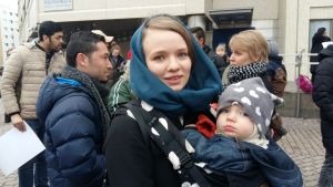 Saga Nyrén har frivilligarbetat med asylsökande i ett och ett halvt år nu. Demonstranter utanför polishuset i Böle, som protesterar mot att asylsökande utvisas från Finland.