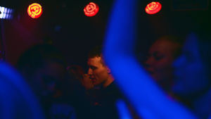Lite av en antiklimax är det för besökare att inte kunna dansa och bete sig som normalt på dansgolvet, säger Jonathan Ekman. Iines och Mathias tillbaka på dansgolvet där de träffades för ett år sen.