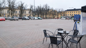 Mera liv på torget är något som Borgåbor efterlyser. Borgå torg är tomt en grå dag, i förgrunden ett kafebord där ingen sitter.