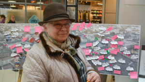 Irene Ketola klistrade in sin lapp längst ner till höger på bilden över Borgå torg. Borgåbon Irene Ketola har sagt sin åsikt om torget