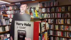 Jo Nesbø har sålt tre miljoner böcker i Norge. En pappdocka av Jo Nesbö i naturlig storlek i en bokhandel.