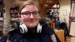 Kriminalromaner har alltid hört till påsklovet för Sunniva Nikolina Skarheim. Sunniva ler mot kameran, rosiga kinder, stora hörlurar om halsen.