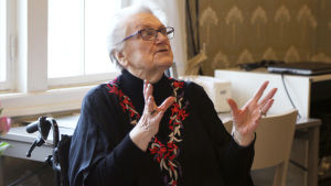 Dorothy Irving opettaa Kallio-Kuninkaalassa.