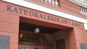 Sixten Westerby tror att beslutet kan ha en negativ inverkan på den svenskspråkiga bildningen i Åbo. Katedralskolan i Åbo