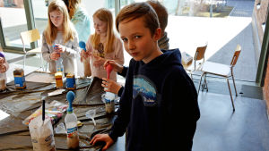 Viktor Schauman tillsammans med sitt experiment. Viktor Schauman experimenterar på Barnens energidag.
