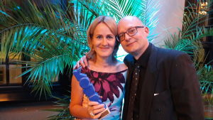 Minna Knus-Galán ja Kjell Lindroos ottavat vastaan Koura-palkinnon maaliskuussa 2017.