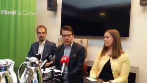De grönas partiordförande Ville Niinistö (i mitten) träffade pressen i Helsingfors på tisdagen. Här tillsammans med partisekreterare Lasse Miettinen och kampanjchef Kirsi Syväri. De grönas partisekreterare Lasse Miettinen, partiordförande Ville Niinistö och kampanjchef Kirsi Syväri på presskonferens.
