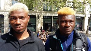 Abdel och Abdullah tänker rösta på vänsterkandidaten Mélenchon i valet den 23 april. Springpojkarna Abdel och Abdullah i Paris tänker rösta på vänsterkandidaten Jean-Luc Mélenchon i presidentvalet den 23 april 2017.