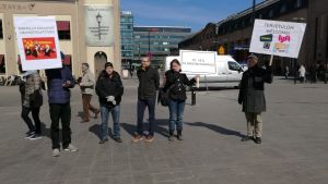 Motdemonstranterna vill ha mera tjänster som Uber och Lyft. En liten grupp personer håller upp skyltar där det står "karteller tillhör Sovjetunionen".