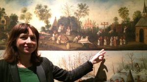 Ewa Gossart, kurator för utställningen, visar var kyrkan i Lappland skulle stå Ewa Gossart, kurator för utställningen Der Luthereffekt i Berlin