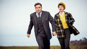 Rikos yhdistää -sarjassa Agatha Christien etsiväpariskunta Tommy ja Tuppence seikkailevat kylmän sodan aikaisessa Britanniassa.