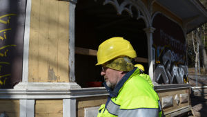 Filip Lindberg har i två veckor jobbat med renoveringen av paviljongen, i slutet av juni ska arbetet stå klart. Filip Lindberg framför paviljongen på Kokonudden
