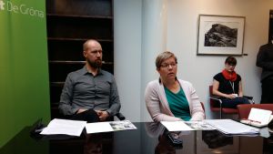 De grönas Touko Aalto och Krista Mikkonen kräver satsningar på bland annat utbildningen. Aalto och Mikkonen sitter vid ett bord och ser koncentrerade ut.