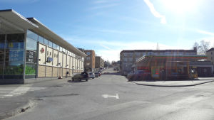 Den del av Sigfrid Aroni gatan som går mellan macken och S-market skulle bli butik. Bensinmacken skulle till största delen bli parkering. En gata med en affär på ena sidan och en bränslemack på den andra.
