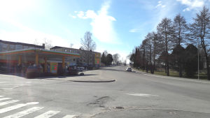 Också nya trafiklösningar kan bli aktuella i området. En gata och en bensinmack.