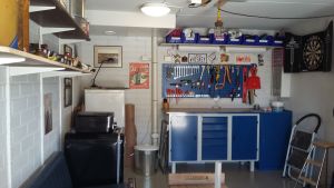 Allt har sin egen plats i Nylunds garage. Sture Nylund har inrett sitt höghusgarage till ett eget rum
