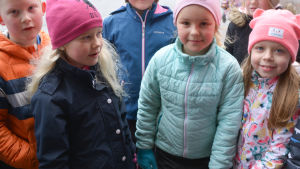 Oliver Leskinen, Cecilia Illman, Iris Hollmen och Cecilia Holmström tycker det är roligt att springa på rasterna. . Oliver Leskinen, Cecilia Illman, Iris Hollmen och Cecilia Holmström.