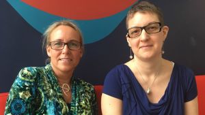 Ulrica Stigberg (t.v.) och Petra Berg belyser verkligheten kring barns porrsurfande. Ulrica Stigberg och Petra Berg sitter på en soffa.
