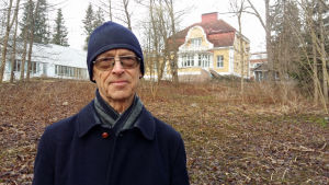 Författaren Nalle Valtiala bor alldeles intill grönområdet som nu kanske byggs om till bostäder. Nalle Valtiala utanför Villa Junghans i Grankulla.