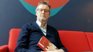 Författaren Torsten Ekman skriver om arbetarrörelsens tidiga - och svåra - år fram till 1917. Torsten Ekman har skrivit "Helsingfors röda fanor"