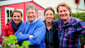 Puutarhuri Alan Titchmarsh ja hänen tiiminsä Katie Rushworth, Frances Tophill ja David Domoney. Puutarhuri Alan Titchmarsh tekee palveluksen ihmisille, joiden oma puutarha on jäänyt vaille huolenpitoa.