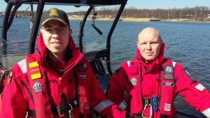Information är en viktig del i att förbättra sjösäkerheten och det är också en del av sjöräddarnas verksamhet säger Andreas Hindrén, till vänster. Med på bilden är också Mikael Bäckman. Andreas Hindrén och Mikael Bäckman från Ekenäs Sjöräddningssällskap