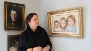 Till vänster Hanna Frosterus-Segerstråles självporträtt, till höger om Margaretha Jämbäck tavlan "Hannas tre äldsta", där barnen Ingrid, Lennart och Ellen stått modell. till vänster om Museilektor Margaretha Jämbäck Hanna Frosterus-Segerstråles självporträtt, till höger porträtt på hennes barn.