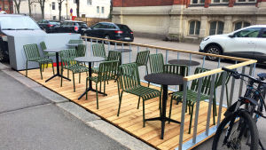 Det ryms omkring tjugo restauranggäster på en parkletservering. Uteservering inredd på två parkeringsplatser.