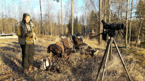 Jan ja Asko ovat kuuntelupaikoillaan aamuauringossa. Asko istuu kuunnellen The Dawn Chorus lähetystä