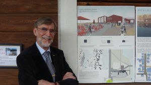 Christer Norrvik Christer Norrvik står bredvid en plansch av vinnarbidraget i arkitekttävlingen.