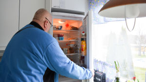 Ove tittar in i kylskåpet. Där finns rader med färdigmat. Ove öhman öppnar kylskåpet hemma hos sin mamma