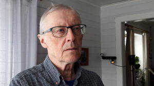 Som barn fick Helge Huru höra att språket inte var något värdefullt. Närbild av Helge Huru i profil.