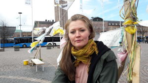 Riikka Theresa Innanen är flyktingaktivist. Riikka Theresa Innanen vid flyktingdemonstrationen på Järnvägstorget i Helsingfors.