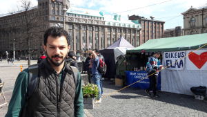 Saif Dawoodi utanför demonstrationstälten på Järnvägstorget i Helsingfors. Saif Dawoodi
