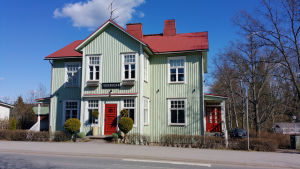 Caféet Kaksi verantaa i Nickby centrum finns i ett av husen som man gick in för att bevara. Caféet Kaksi verantaa i Nickby centrum hör till ett av husen som man gick in för att bevara.