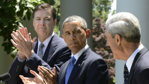 Robert Mueller (till höger) i Vita huset år 2013 tillsammans med president Barack Obama och James Comey som efterträdde Mueller som FBI-chef Robert Mueller (th) i Vita huset år 2013 tillsammans med president Barack Obama och James Comey som efterträdde Mueller som FBI-chef