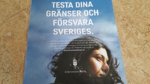 Testa dina gränser och försvara Sveriges, står på en reklamaffisch med en ung tjej i profil