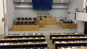 Så här tomt såg det ut i ministerbåset i plenisalen på torsdagen när Vasa centralsjukhus behandlades. Tom sal i riksdagen.